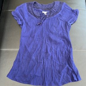 Capped sleeve crochet decorative shirt.